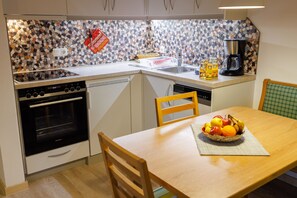 II, Ferienwohnung Rauschberg 54qm, Balk., Kochnische, 2 Schlafzimmer, Wohnzimmer-Küche mit Küchenzeile