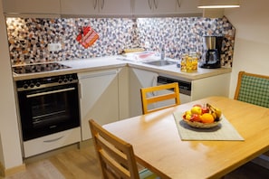 II, Ferienwohnung Rauschberg 54qm, Balk., Kochnische, 2 Schlafzimmer, Wohnzimmer-Küche mit Küchenzeile