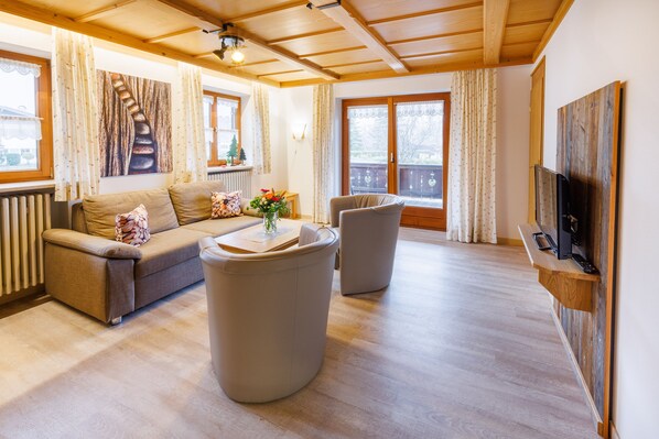 II, Ferienwohnung Rauschberg 54qm, Balk., Kochnische, 2 Schlafzimmer, Wohnzimmer-Wohnbereich mit Ausblick auf die Berge