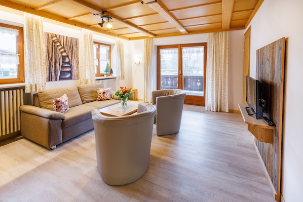 II, Ferienwohnung Rauschberg 54qm, Balk., Kochnische, 2 Schlafzimmer, Wohnzimmer-Wohnbereich mit Ausblick auf die Berge