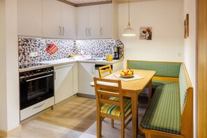 II, Ferienwohnung Rauschberg 54qm, Balk., Kochnische, 2 Schlafzimmer, Wohnzimmer-Küche mit Essecke