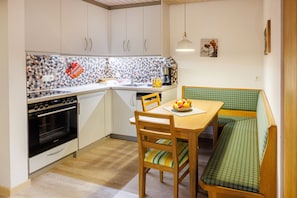 II, Ferienwohnung Rauschberg 54qm, Balk., Kochnische, 2 Schlafzimmer, Wohnzimmer-Küche mit Essecke