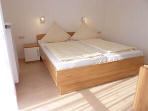 Tulpen-Apartment für 4 Personen, 2 separate Schlafzimmer, 60 m²-1. Schlafzimmer