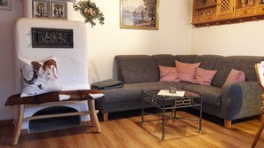 Ferienwohnung 67 m², 1-2 Personen, Schlafzimmer, Wohnraum, Küche, TV, WLAN, Terrasse-Wohlfühlecke mit Kachelofen