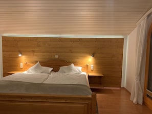 Ferienwohnung für 3-5 Personen, 2 Schlafzimmer, 2 Bäder/WC, großer Balkon, 79 m²-1. Schlafzimmer