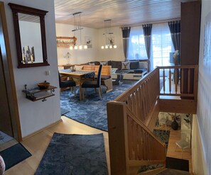 Ferienresidenz am Hauchen, 85 qm mit Tiefgarage und Terrasse-Eingangsbereich mit Treppe zum Untergeschoss (Schlafbereich)