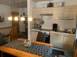 Ferienresidenz am Hauchen, 85 qm mit Tiefgarage und Terrasse-Küchenzeile mit Essbereich