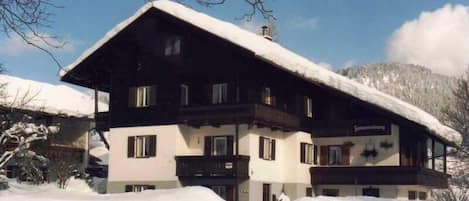 Haus Böckl (DE Reit im Winkl) - Eisenberger Angela - 11543311-Hausansicht im Winter