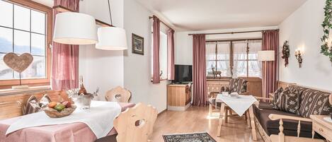 (5) Zwei-Raum-Ferienwohnung 50qm, Dusche/WC, Extra-Schlafraum, Küche, Balkon-Blick in die Wohnung
