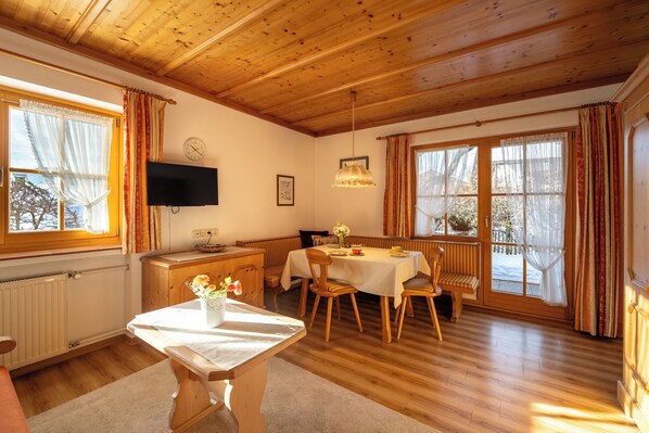 (02)Zwei-Raum-Ferienwohnung, 38qm, 2-4 Personen, Extra-Schlafzimmer, sep. Küche, Terrasse-Wohnzimmer 2