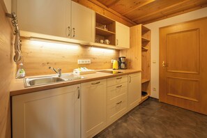 (02)Zwei-Raum-Ferienwohnung, 38qm, 2-4 Personen, Extra-Schlafzimmer, sep. Küche, Terrasse-Küche 2
