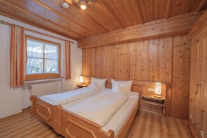 (02)Zwei-Raum-Ferienwohnung, 38qm, 2-4 Personen, Extra-Schlafzimmer, sep. Küche, Terrasse-Schlafzimmer 2