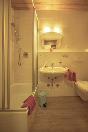 (02)Zwei-Raum-Ferienwohnung, 38qm, 2-4 Personen, Extra-Schlafzimmer, sep. Küche, Terrasse-Bad 2