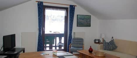 Ferienwohnung Enzian für 3 Personen mit Balkon, Schlafzimmer, Küche, 60 qm-Wohnzimmer