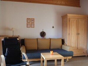 Ferienwohnung Engel, 35 qm, Dusche/WC und Balkon mit Bergblick-Wohnbereich