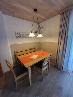 Ferienwohnung in der Staufenstraße- 4 Personen, 50qm, 1 Schlafzimmer, Terrasse-Der Essbereich