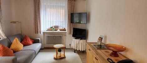 Ferienwohnung in der Staufenstraße- 4 Personen, 50qm, 1 Schlafzimmer, Terrasse-Blick in den Wohnbereich