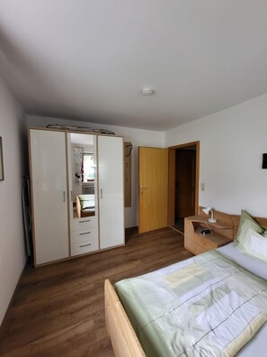 Ferienwohnung in der Staufenstraße- 4 Personen, 50qm, 1 Schlafzimmer, Terrasse-Schlafzimmer mit Kleiderschrank