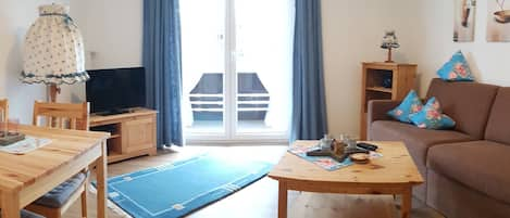 Ferienwohnung Kampenwand, 48 m², 2 Personen, Wohn- u. Schlafzimmer, Küche, Bad, Balkon, WLAN-Wohnzimmer mit Balkonzugang