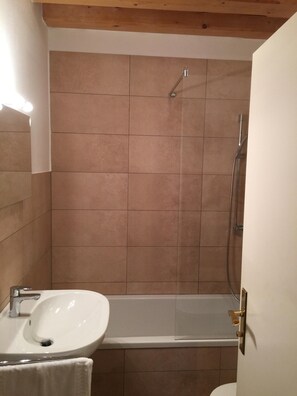 Ferienwohnung mit separatem Schlafzimmer und West-Balkon, 77 qm-Badezimmer Dusche/WC