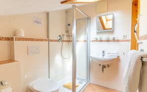 Dachstudio- 2-Raum-Ferienwohnung 50qm, Extra-Schlafzimmer, Küche, 2 Balkone-Badezimmer mit Dachfenster