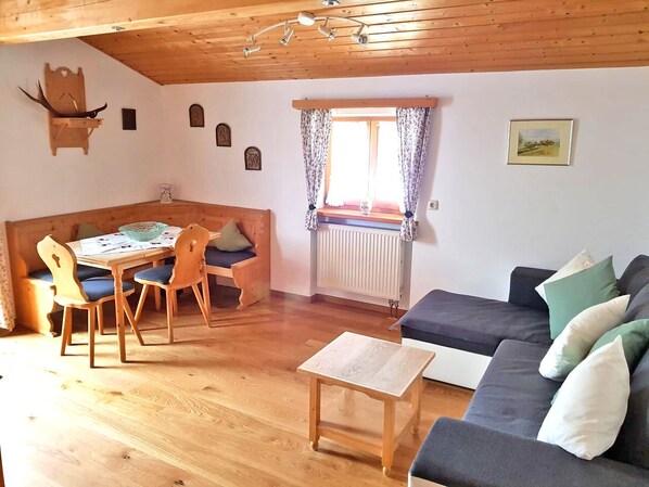 Ferienwohnung II 45 qm, separates Schlafzimmer und Ost-Balkon-Wohnraum