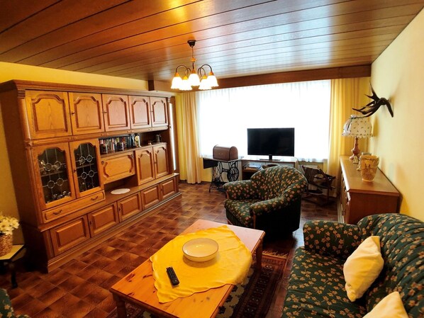 Ferienwohnung Gipfelstürmer 90qm, Balkon, Küche, 2 Schlafzimmer, 1 Wohnzimmer-Wohnzimmer
