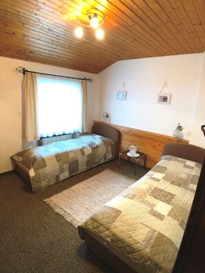 Ferienwohnung Gipfelstürmer 90qm, Balkon, Küche, 2 Schlafzimmer, 1 Wohnzimmer-Schlafzimmer 2