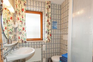 Drei-Raum-Ferienwohnung, 65qm, Dusche/WC, 2 Extra-Schlafzimmer, Terrasse-Badezimmer - App. 1