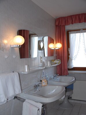 4. FW Wilder Kaiser, 36 qm, 2-3 Pers., Süd- und Ostbalkon-Bad