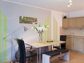 Ferienwohnung 5, 46 qm, Obergeschoss, 1 separates Schlafzimmer, Balkon-Ferienwohnungen Stecher Bad Endorf Wohnung 5 Wohnküche