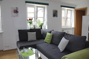 neu renovierte Ferienwohnung Krittian-Wohnzimmer