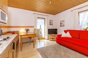 Ferienwohnhaus Heimfriede (DE Reit im Winkl) - Pöppl Anneliese - 798481-Ferienwohnung 1 Wohn-Essbereich