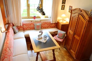 Ferienwohnung 2-4 Pers., ca. 65 qm, 1 SZ, Wohnzimmer, Küche mit Essecke, Balkon-Sitzecke