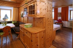 Ferienwohnung Erdgeschoß mit Wohnzimmer und Küchenzeile-so wohnen Sie bei uns