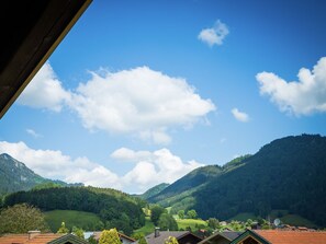 Ferienwohnung 3, 25qm, Balkon, Wohnschlafzimmer, Küche, WLAN, FLat-TV-Aussicht vom Balkon zum Hochfelln