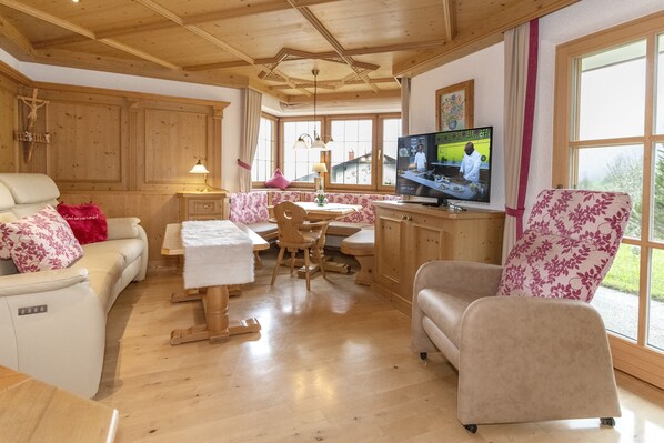 3-Raum-Wohnung Kaiserwinkl exclusiv, 108qm, 2x Dusche/WC, 2 Extra-Schlafräume, Küche, Terrasse-Unsere Ferienwohnung Kaiserwinkl Exklusiv trägt ihren Namen zu Recht: alpenländische Gemütlichkeit auf höchstem Niveau.