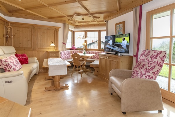3-Raum-Wohnung Kaiserwinkl exclusiv, 108qm, 2x Dusche/WC, 2 Extra-Schlafräume, Küche, Terrasse-Unsere Ferienwohnung Kaiserwinkl Exklusiv trägt ihren Namen zu Recht: alpenländische Gemütlichkeit auf höchstem Niveau.