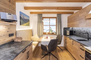 3-Raum-Wohnung Kaiserwinkl exclusiv, 108qm, 2x Dusche/WC, 2 Extra-Schlafräume, Küche, Terrasse-Kann ein Urlaubstag schöner beginnen als mit einem zünftigen Frühstück in so heimeliger Umgebung?