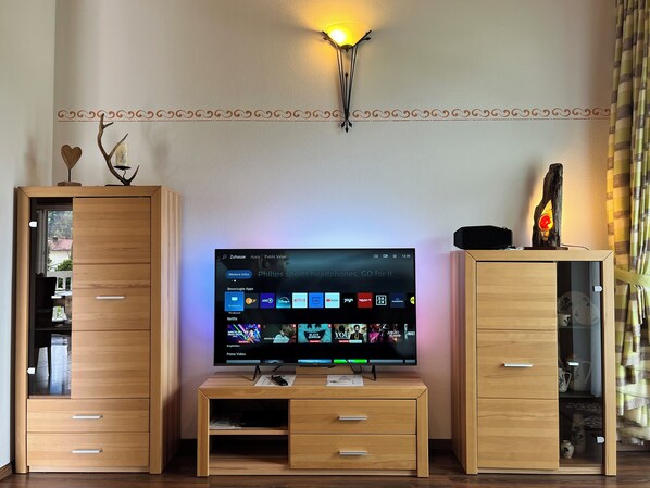 Ferienwohnung Enzian im Haus Schmid - 90qm - 1 - 3 Personen-Wohnzimmer (1) mit (Kabel) HD-SMART-TV, leistungsstarkem Bluetooth-Lautsprecher uvm.