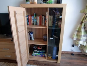 Ferienwohnung Enzian im Haus Schmid - 90qm - 1 - 3 Personen-Wohnzimmer (4) mit Spiele, Bücher und aktuellen Prospekten/Wanderführern etc.