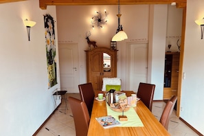 Ferienwohnung Enzian im Haus Schmid - 90qm - 1 - 3 Personen-Zentrum / offener Ess- und Wohnbereich (1)