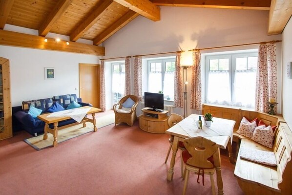 Ferienwohnung 10 Zellerberg, 70qm, Balkon, Küche, 2 Schlafzimmer, Wohnschlafzimmer-Wohnzimmer