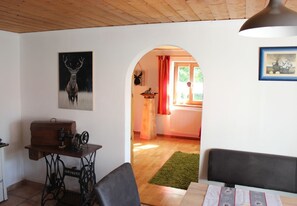 Ferienwohnung Erdgeschoss, 2-4 Pers., Wohnküche, Bad/WC, Terrasse-Wohnzimmer mit Durchgang