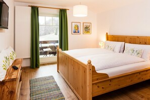 Ferienwohnung, 4-6 Personen,  90 m², 3 SZ, Wohnzimmer, Küche, 2 Bäder und Balkon-Grünes Schlafzimmer mit Bad en Suite