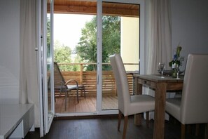 Ferienwohnungen "Am Kurpark" (DE Bad Aibling) - Heller Astrid - 579-Essplatz mit Blick auf Balkon