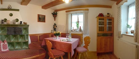 Ferienhaus für 2-4 Pers., 80 m², 2 SZ, Wohnzimmer, Küche mit Essecke, Bk und T-Essecke mit Kachelofen