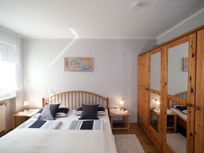 Ferienwohnung Mittendrin für 1 - 2 Personen mit Balkon, ruhig und zentral, 45 m²-Schlafzimmer