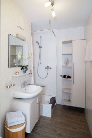 Ferienwohnung Mittendrin für 1 - 2 Personen mit Balkon, ruhig und zentral, 45 m²-Badezimmer