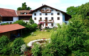 Kötzing am Golfplatz (DE Chieming) - Siglreitmaier Peter - 0410672-Gastgarten mit überdachtem Freisitz